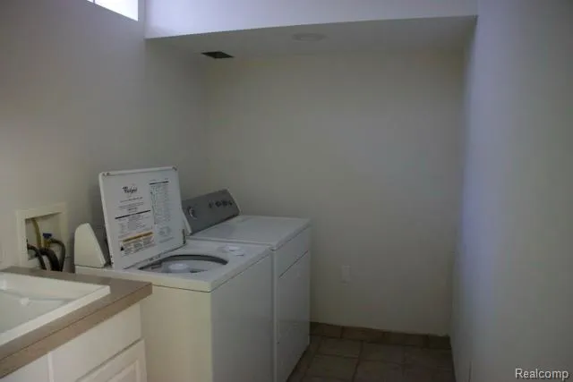22064 Hayes Avenue Eastpointe City, MI 48021