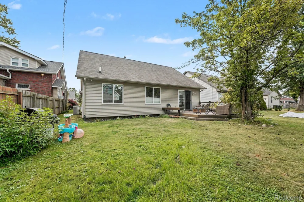 22064 Hayes Avenue Eastpointe City, MI 48021