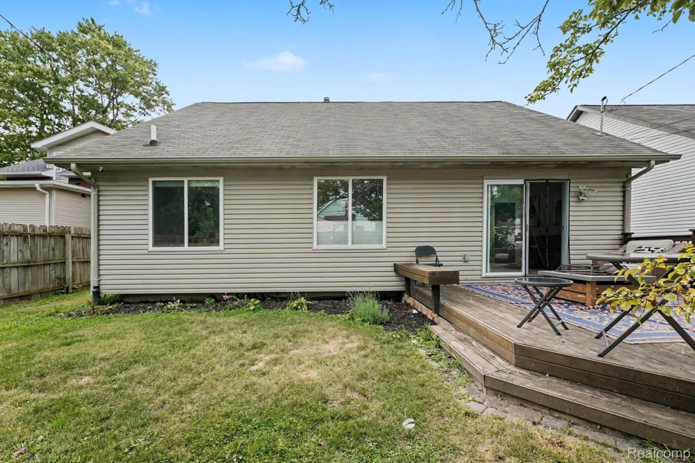 22064 Hayes Avenue Eastpointe City, MI 48021