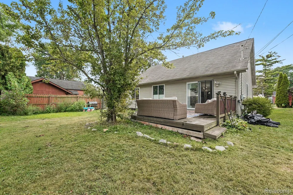 22064 Hayes Avenue Eastpointe City, MI 48021
