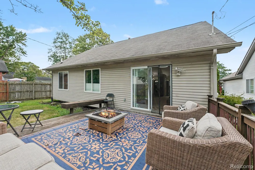 22064 Hayes Avenue Eastpointe City, MI 48021