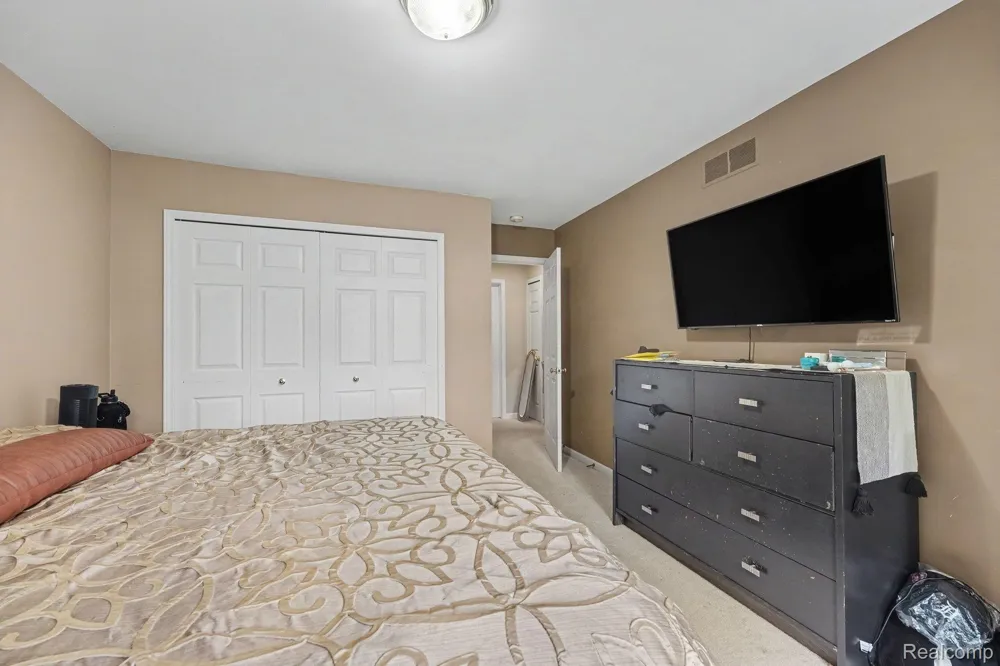22064 Hayes Avenue Eastpointe City, MI 48021