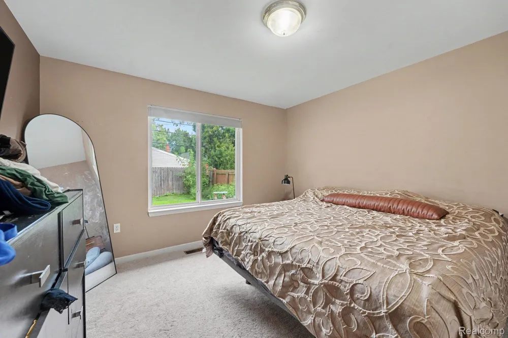 22064 Hayes Avenue Eastpointe City, MI 48021