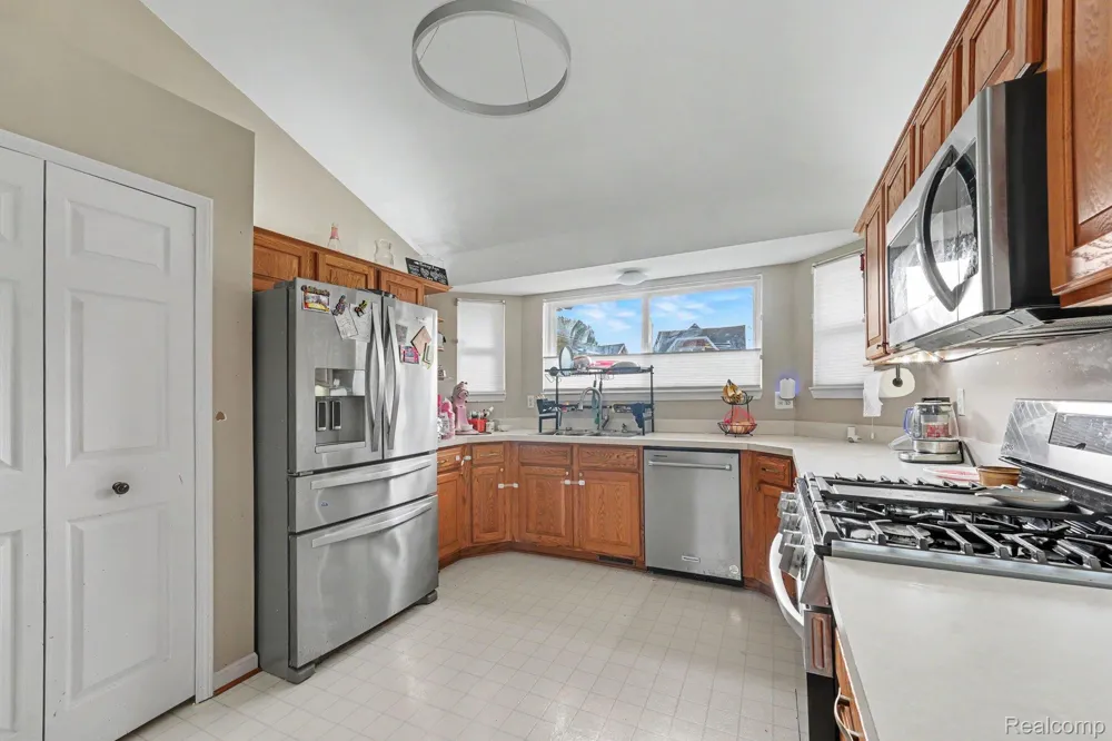 22064 Hayes Avenue Eastpointe City, MI 48021