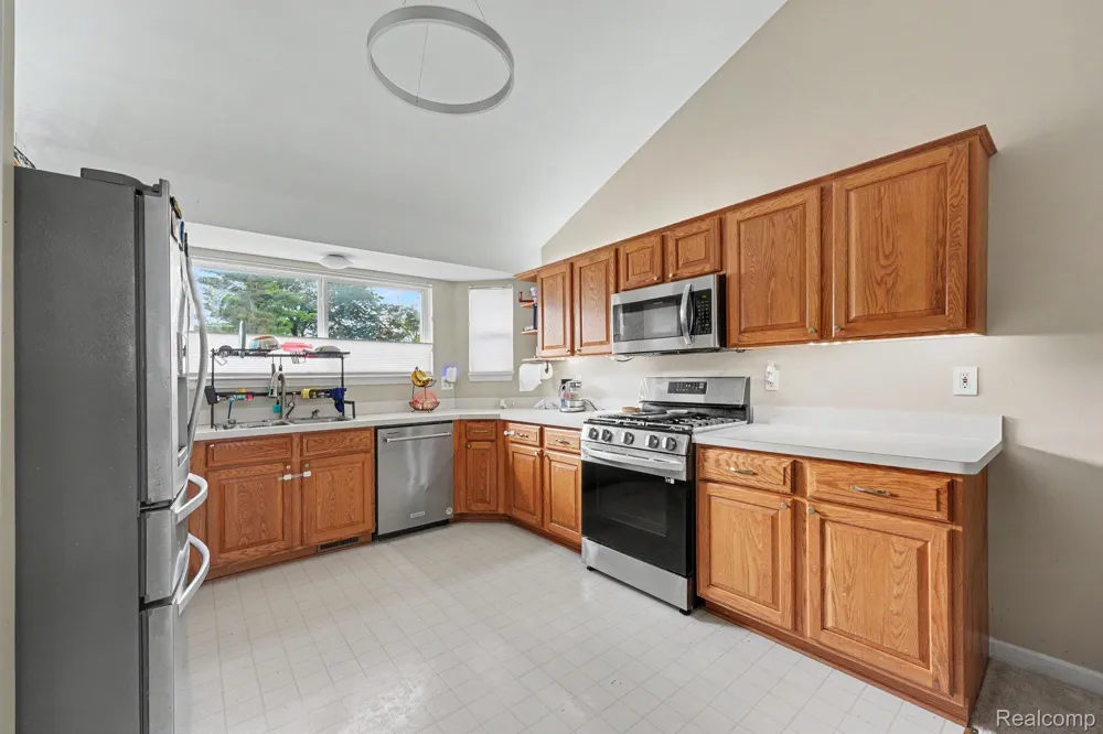 22064 Hayes Avenue Eastpointe City, MI 48021