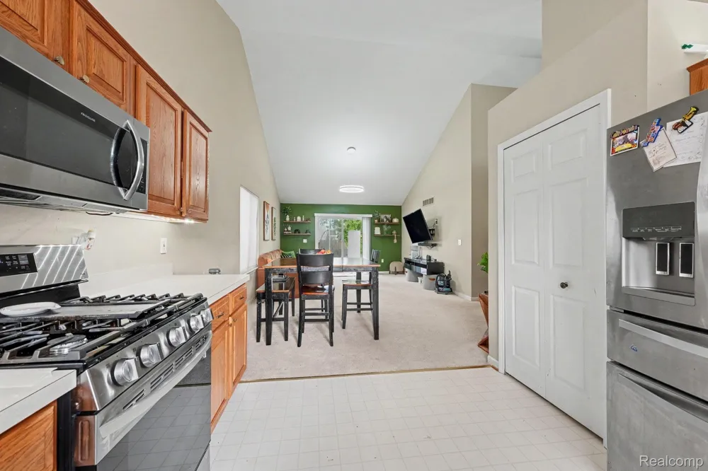 22064 Hayes Avenue Eastpointe City, MI 48021
