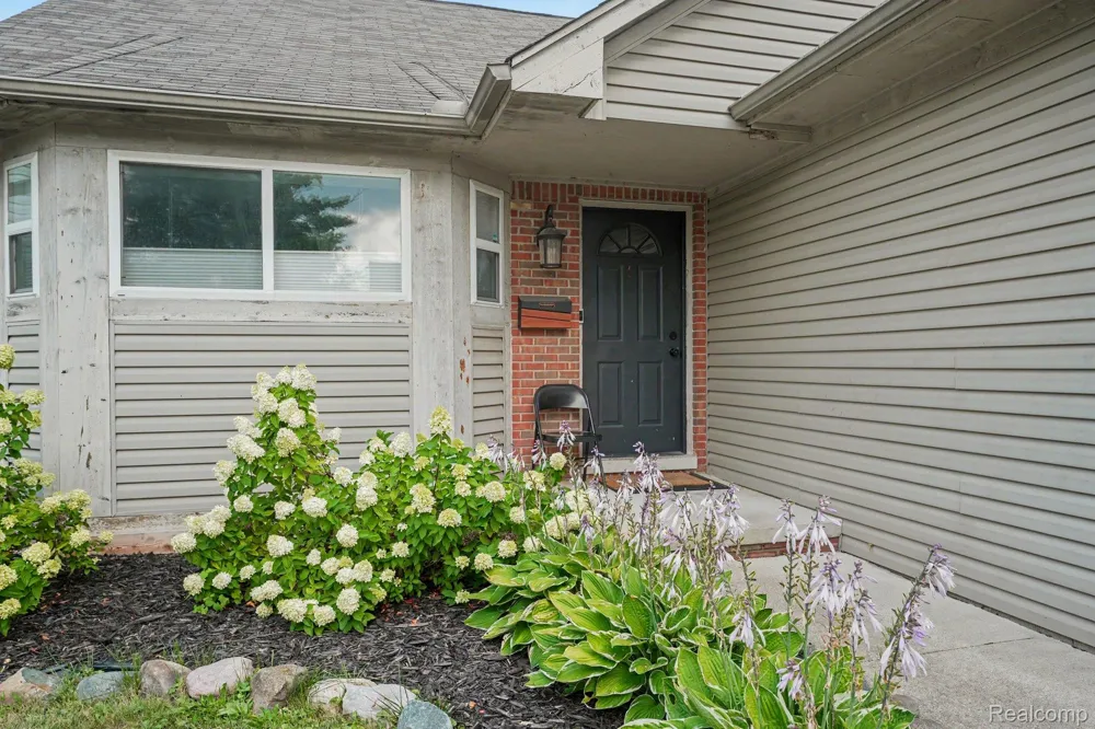 22064 Hayes Avenue Eastpointe City, MI 48021