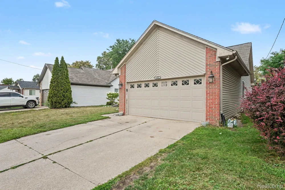 22064 Hayes Avenue Eastpointe City, MI 48021
