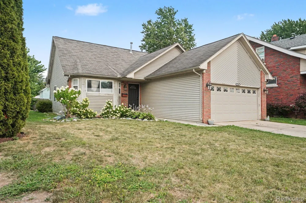 22064 Hayes Avenue Eastpointe City, MI 48021