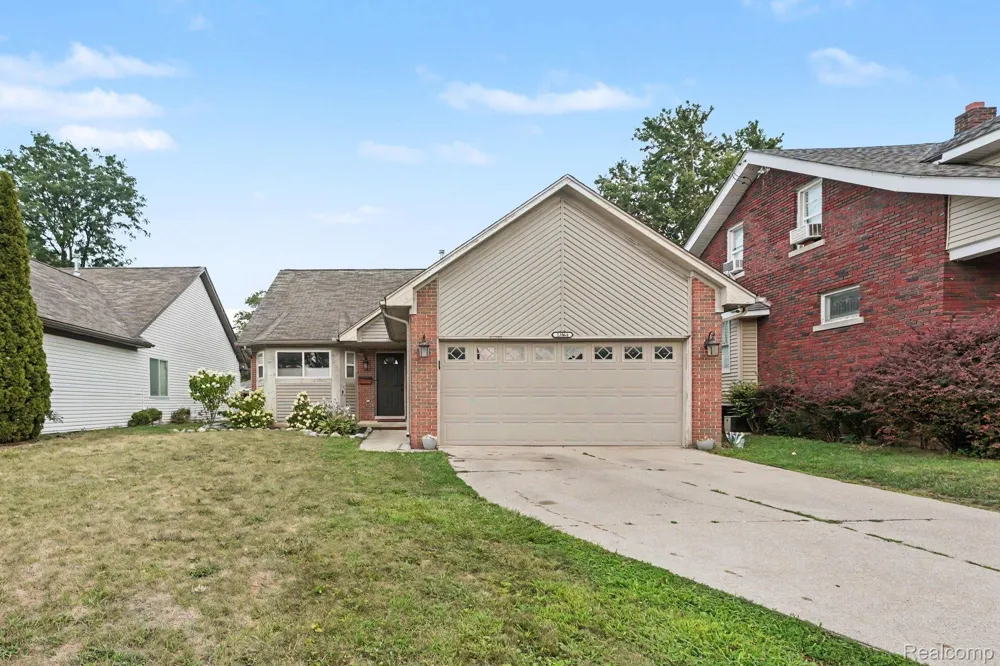 22064 Hayes Avenue Eastpointe City, MI 48021