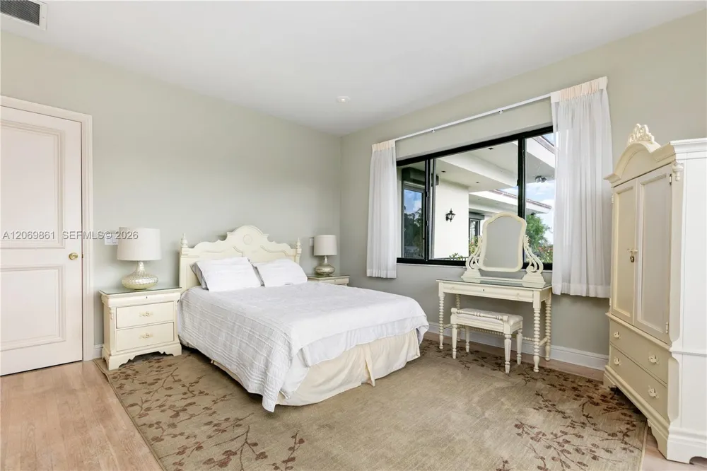 241 Cape Florida Dr Key Biscayne, FL 33149