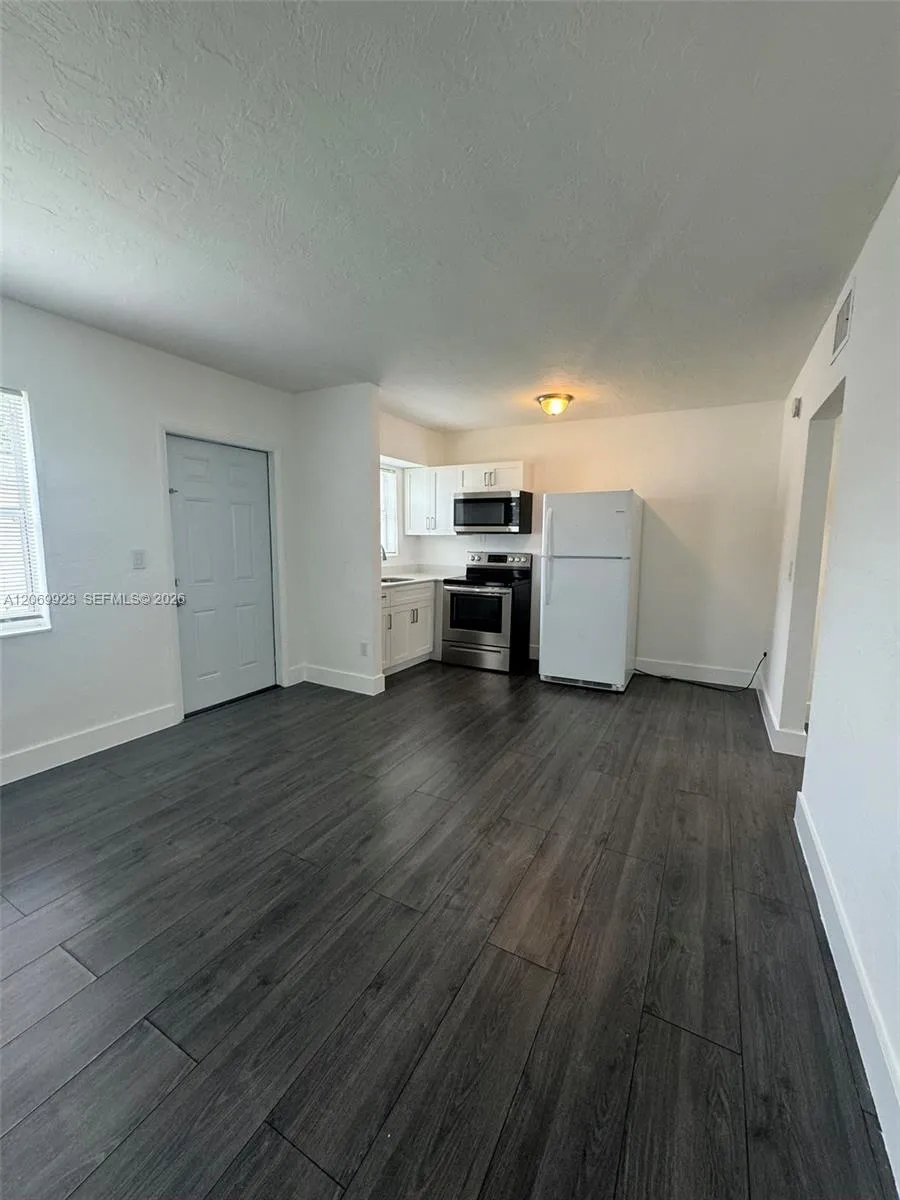 2150 NW 24th St #4 Miami, FL 33142