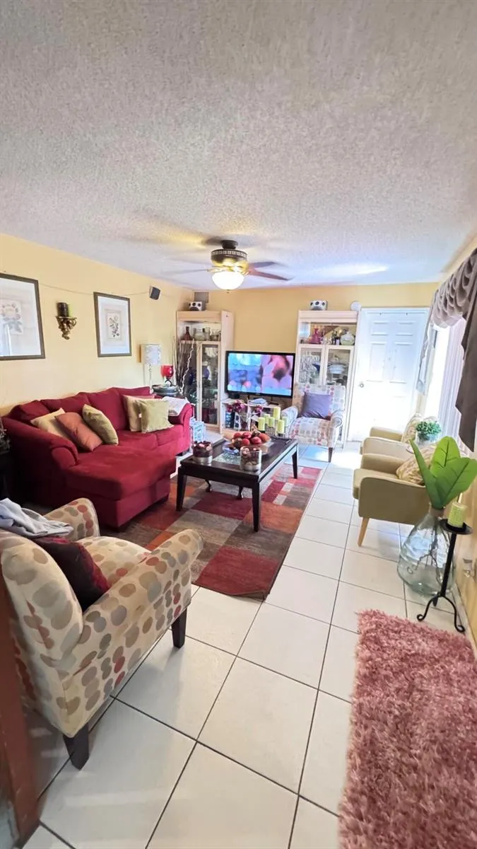 8492 S Coral Circle North Lauderdale, FL 33068