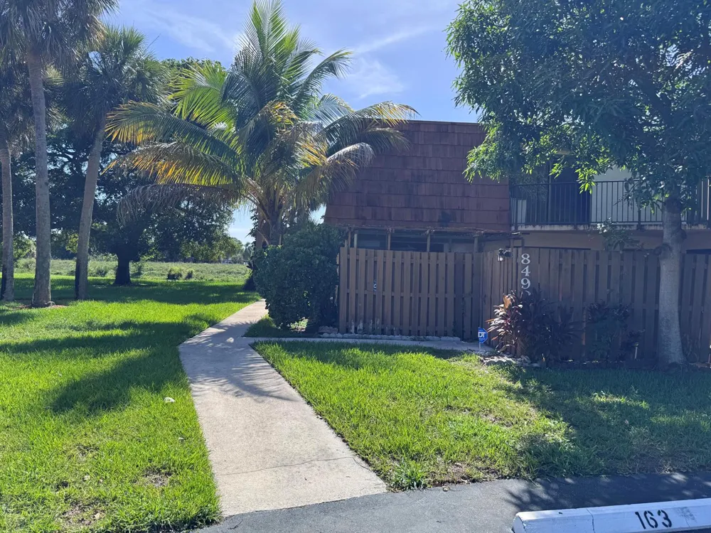 8492 S Coral Circle North Lauderdale, FL 33068
