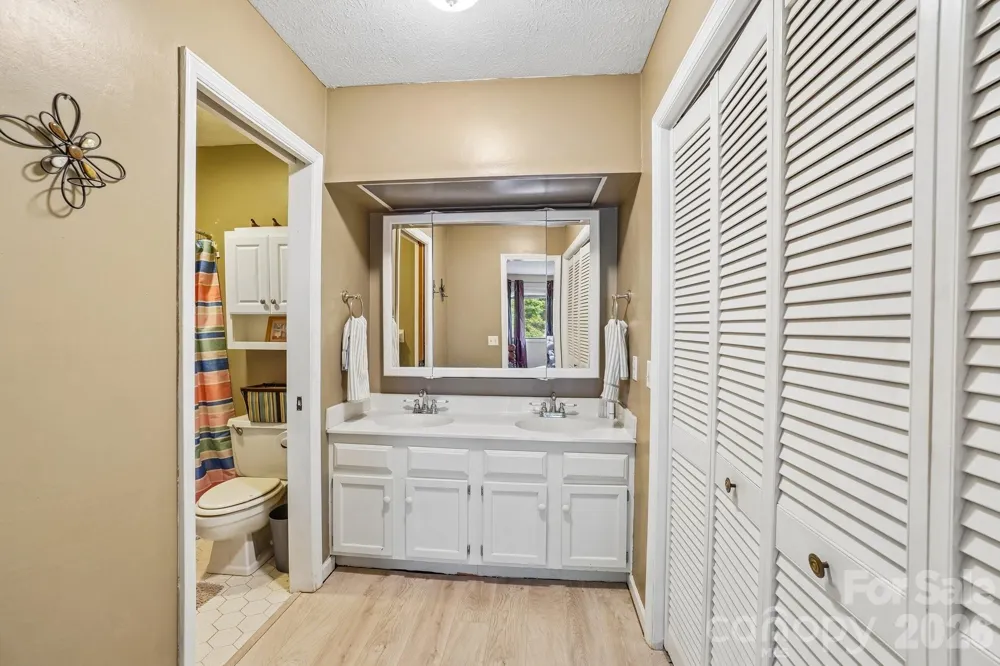 210 Juniper Lane Hendersonville, NC 28739