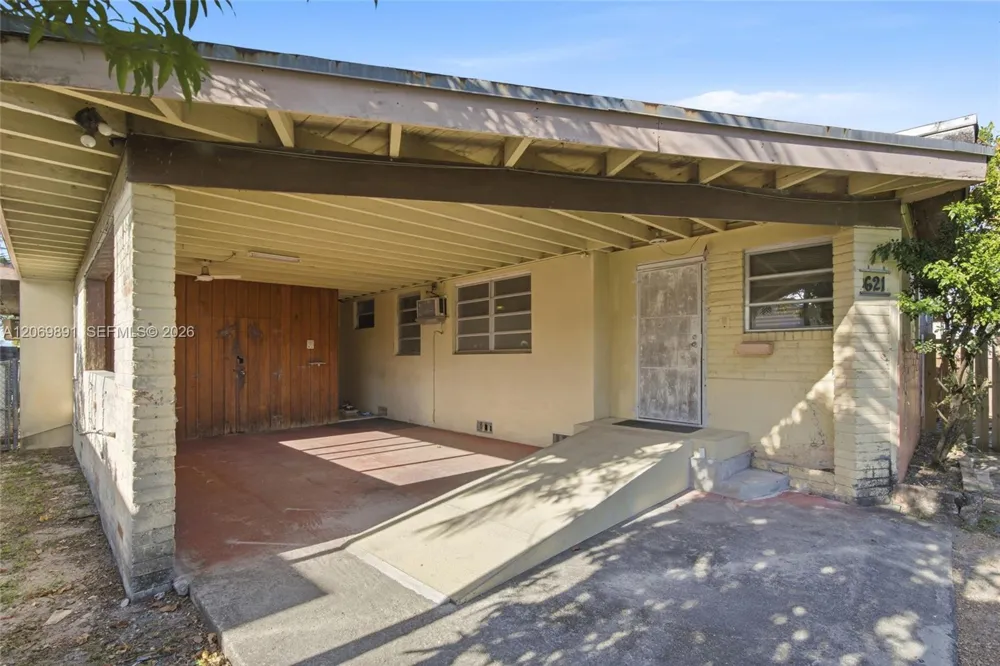 621 SE 4th St Hialeah, FL 33010