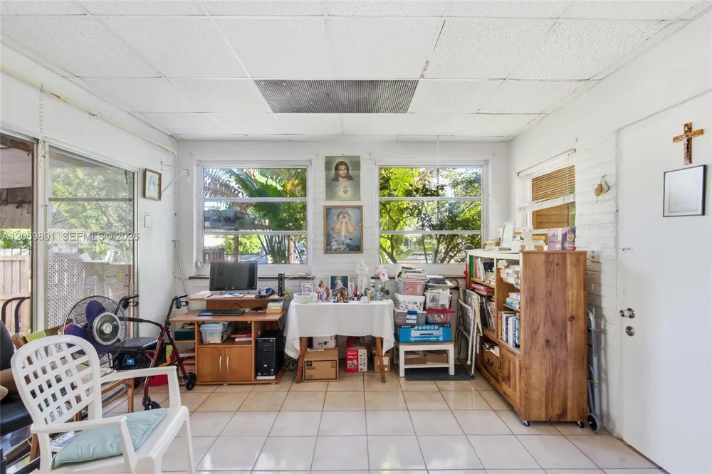 621 SE 4th St Hialeah, FL 33010