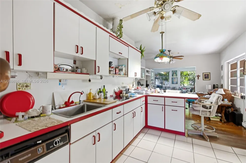 621 SE 4th St Hialeah, FL 33010