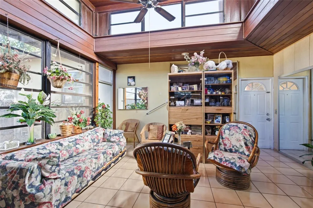 621 SE 4th St Hialeah, FL 33010