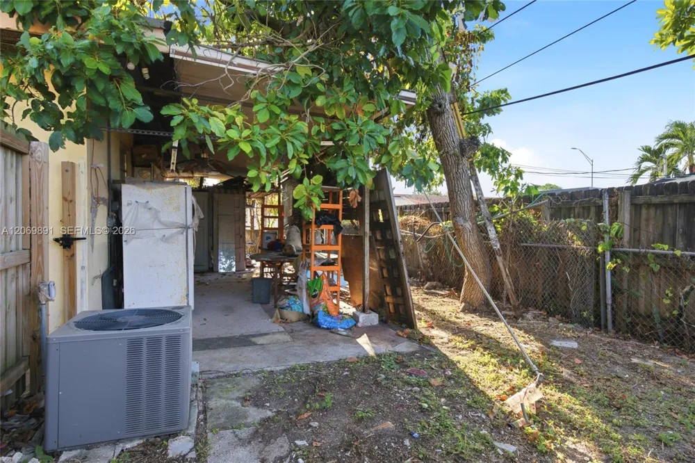 621 SE 4th St Hialeah, FL 33010