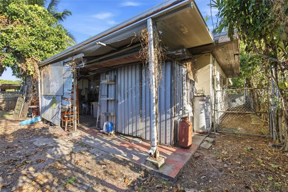 621 SE 4th St Hialeah, FL 33010