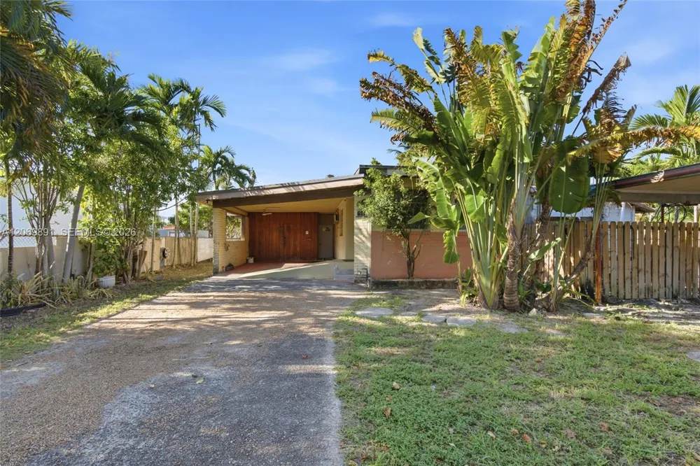 621 SE 4th St Hialeah, FL 33010