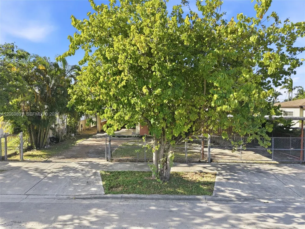 621 SE 4th St Hialeah, FL 33010