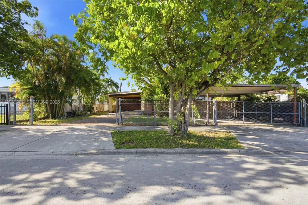 621 SE 4th St Hialeah, FL 33010