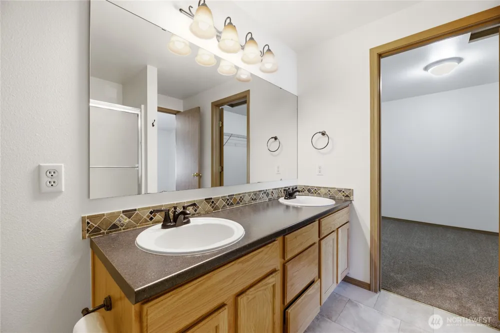 808 28th Avenue SE Puyallup, WA 98374