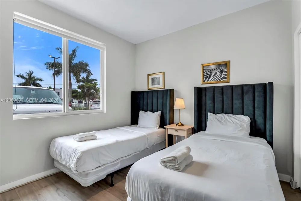 171 NW 158th St #8 Miami, FL 33169