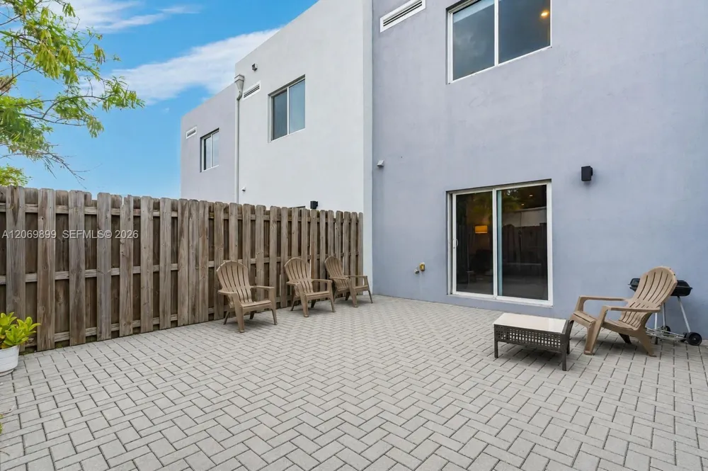 171 NW 158th St #8 Miami, FL 33169