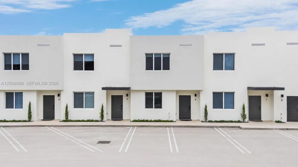 171 NW 158th St #8 Miami, FL 33169