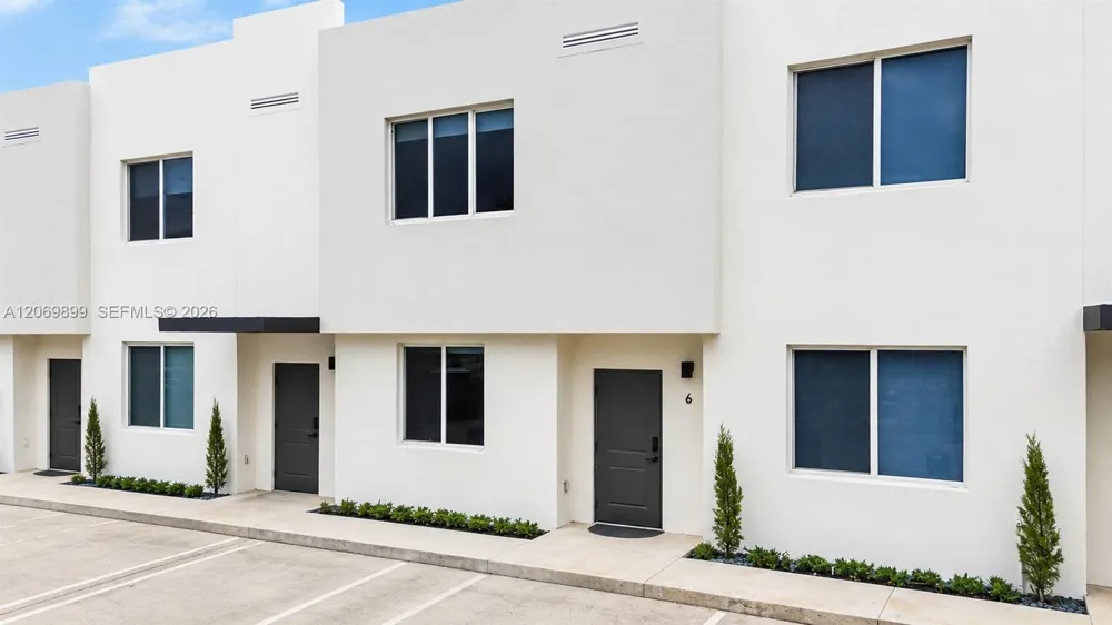 171 NW 158th St #8 Miami, FL 33169