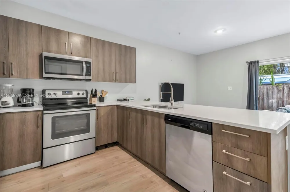 171 NW 158th St #8 Miami, FL 33169
