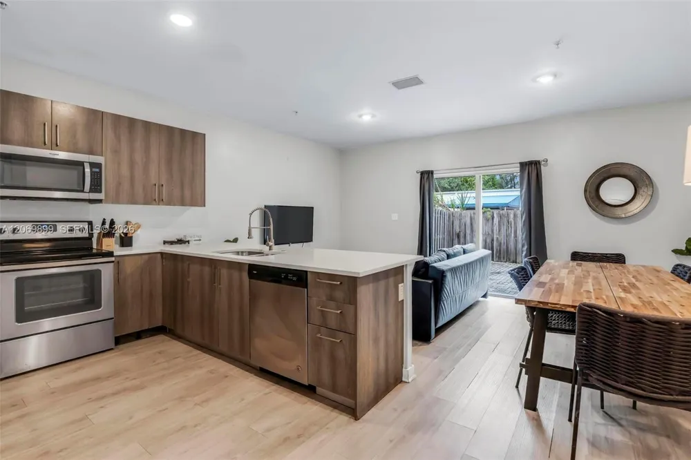 171 NW 158th St #8 Miami, FL 33169