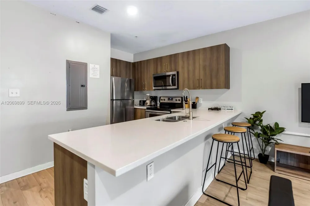 171 NW 158th St #8 Miami, FL 33169