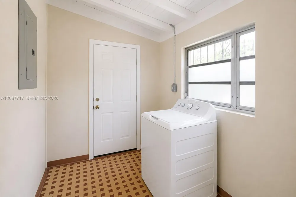 2347 SW 2nd St Miami, FL 33135