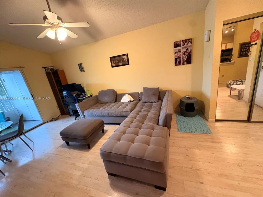 2880 Oakland Forest Dr #313 Oakland Park, FL 33309