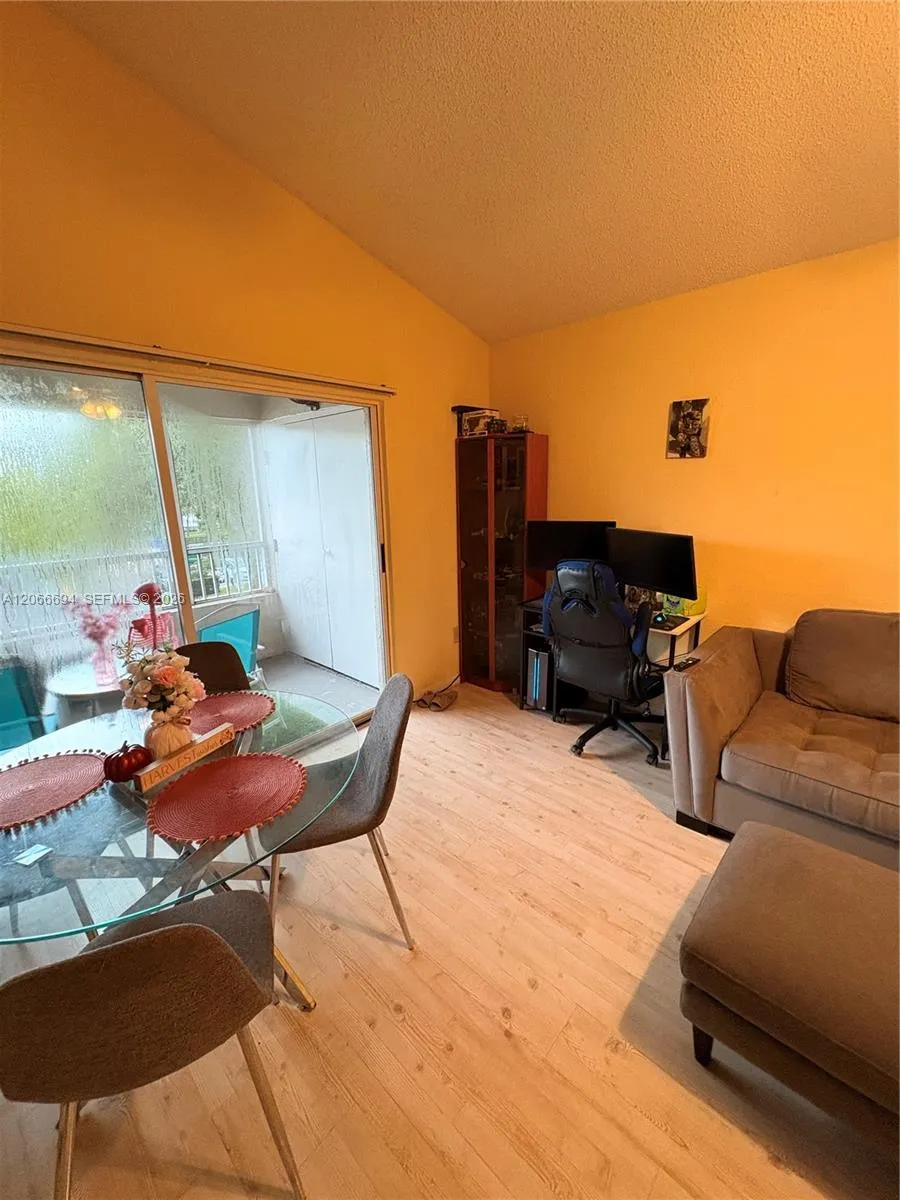2880 Oakland Forest Dr #313 Oakland Park, FL 33309