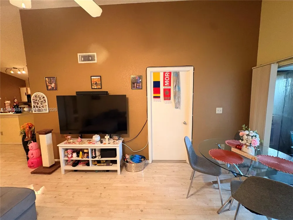 2880 Oakland Forest Dr #313 Oakland Park, FL 33309
