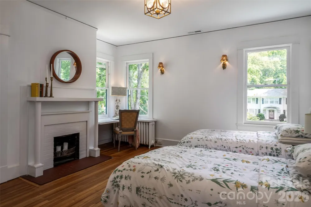 142 Edwin Place Asheville, NC 28801