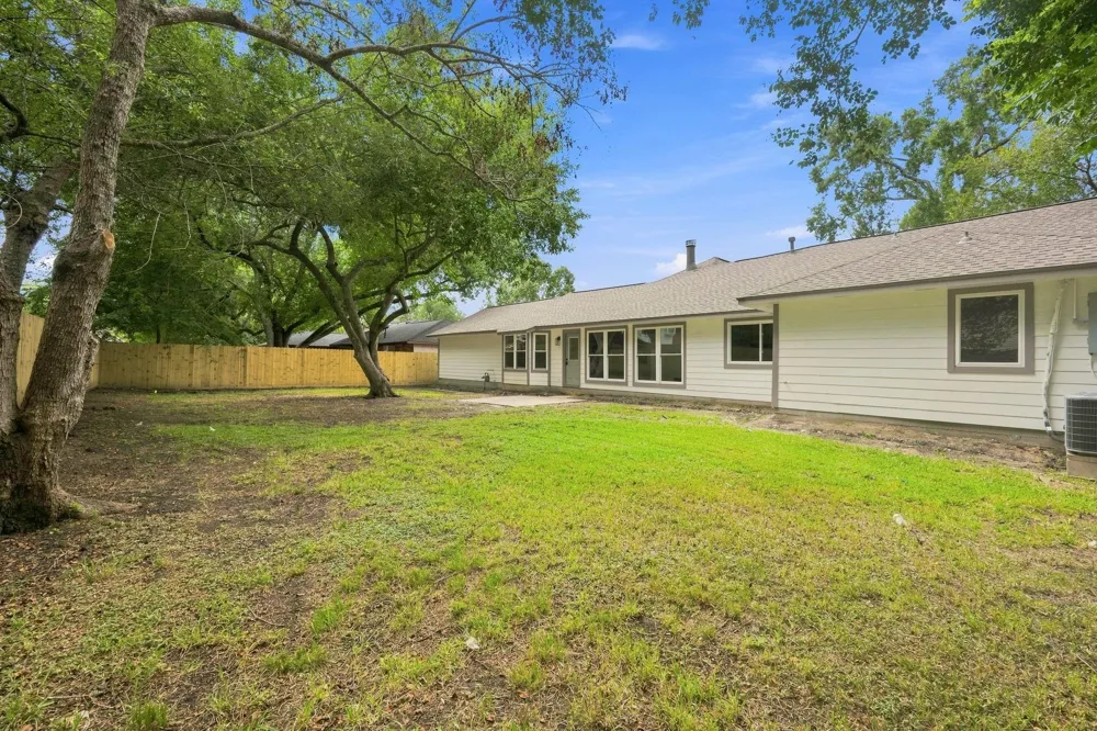 1512 Windsor Drive Friendswood, TX 77546