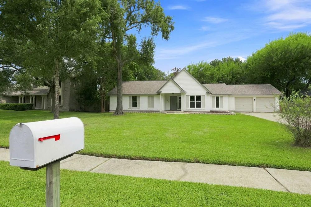1512 Windsor Drive Friendswood, TX 77546