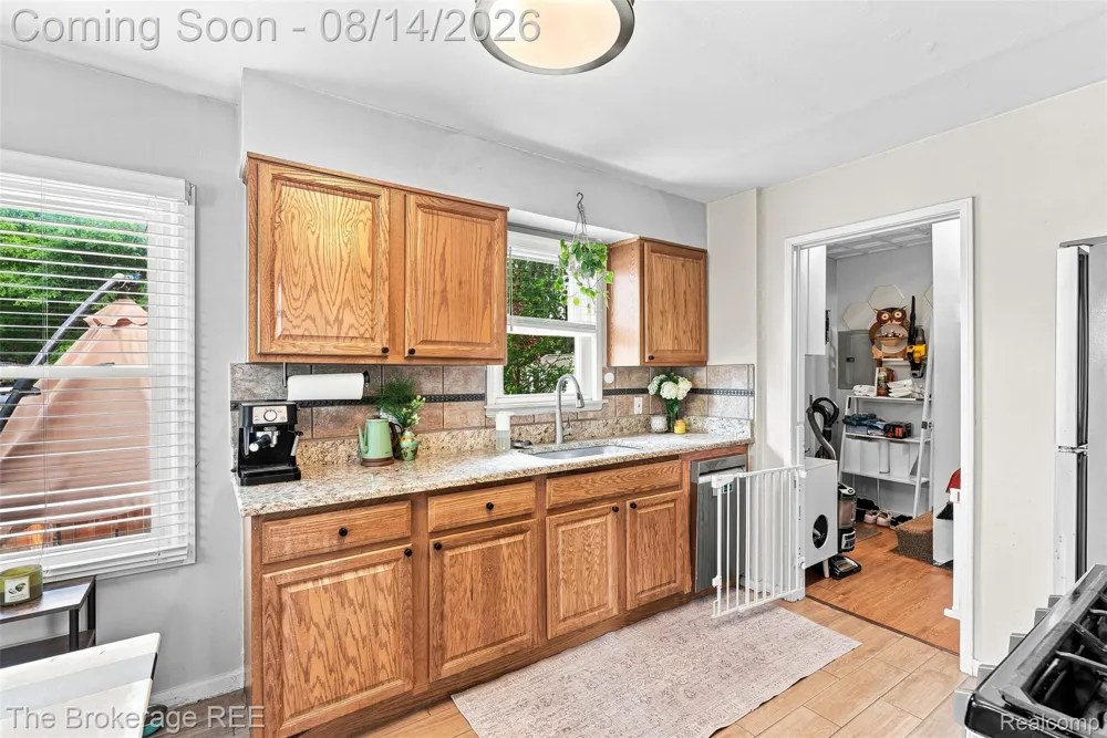 2190 Mapledale Street Ferndale City, MI 48220