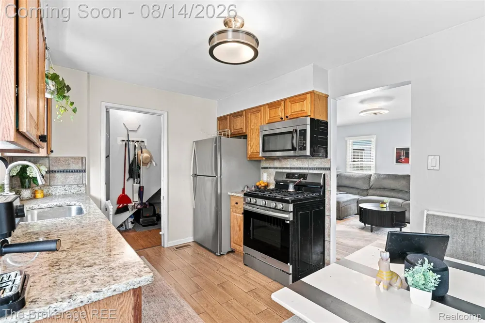 2190 Mapledale Street Ferndale City, MI 48220