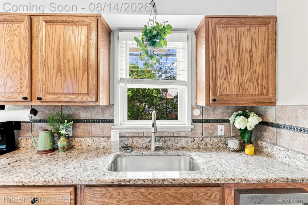 2190 Mapledale Street Ferndale City, MI 48220