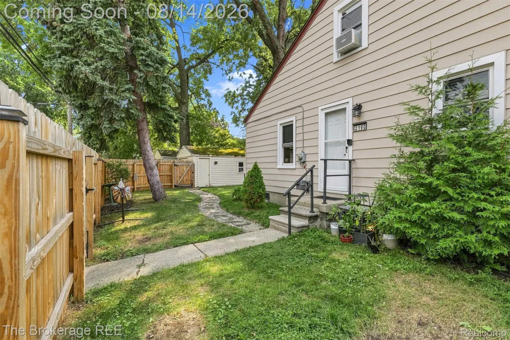 2190 Mapledale Street Ferndale City, MI 48220