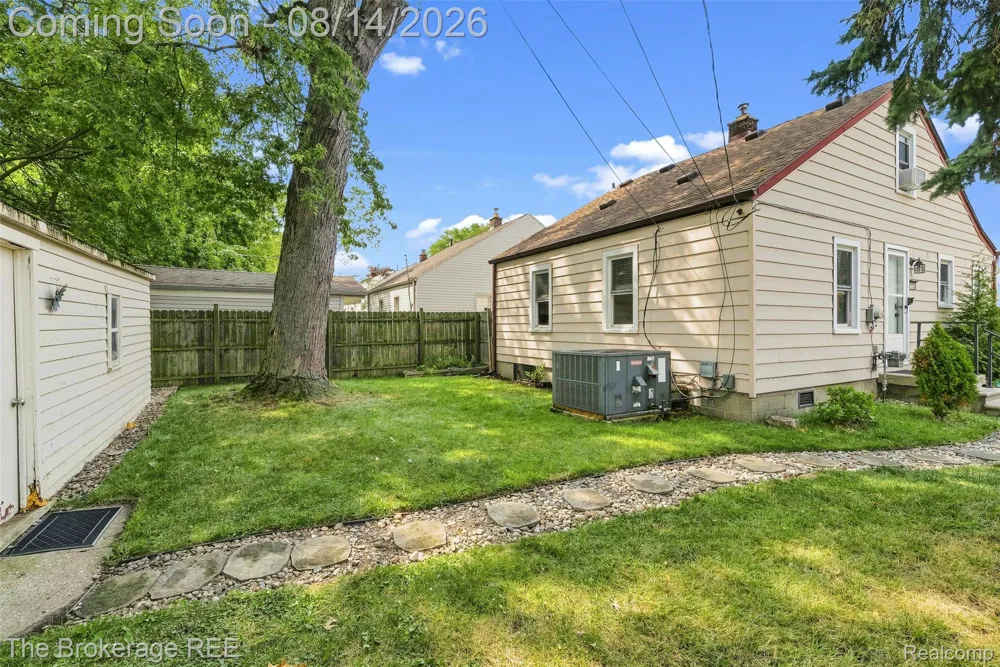 2190 Mapledale Street Ferndale City, MI 48220