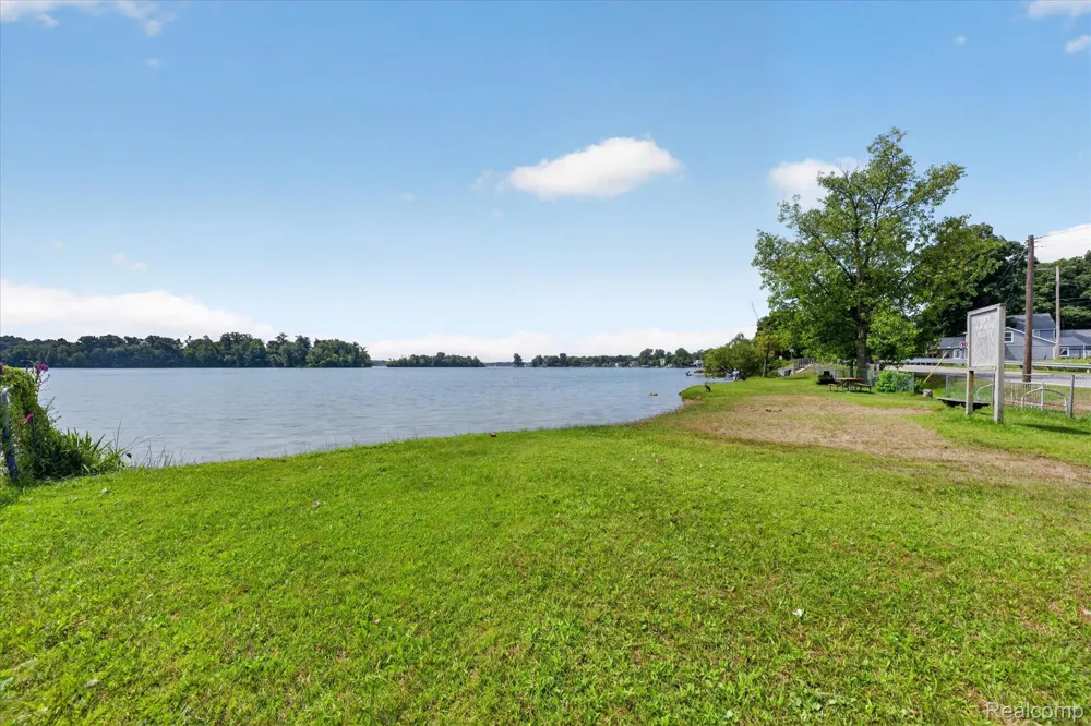 4235 Lake Grove Court White Lake Charter Township, MI 48383