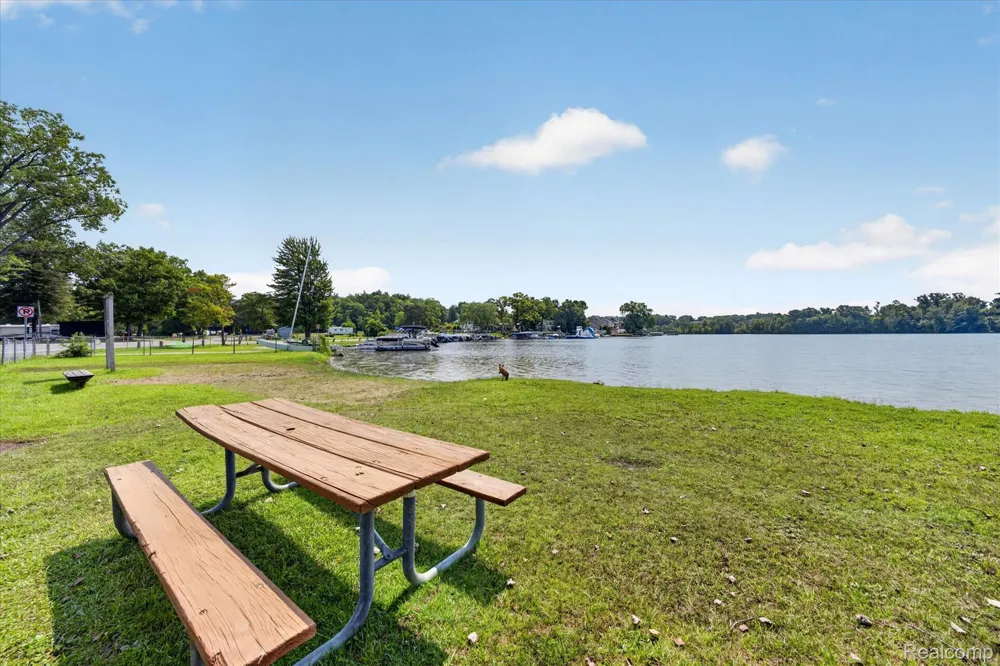 4235 Lake Grove Court White Lake Charter Township, MI 48383